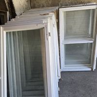 Alte Fensterflügel und Hand gemachte Beschläge zum Aufarbeit