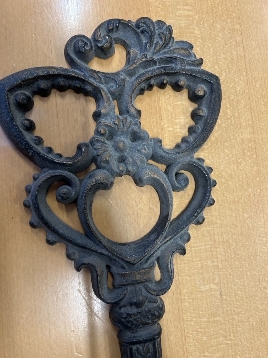 Chiavi: Dekorative, grosse Schlüssel aus Metall, 59cm lang. – Usato da Rorschach venduto da TrendyDeals 1
