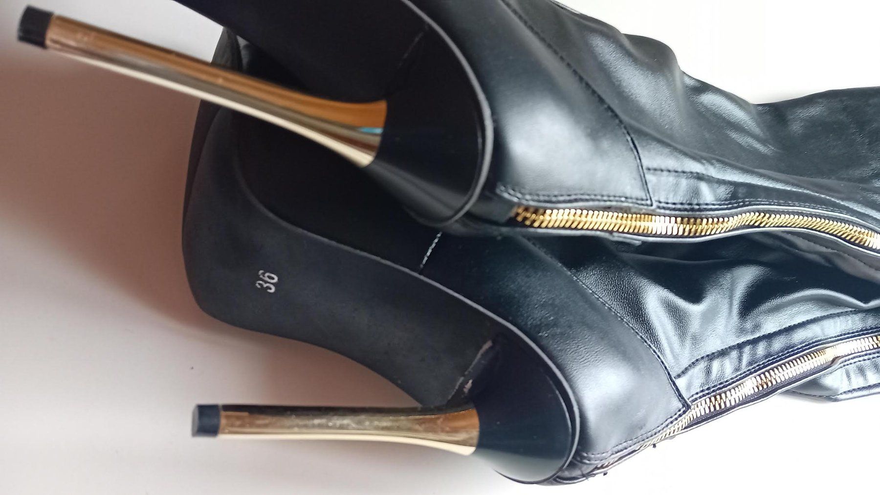 Scarpe da donna: Overknee Stiefel Schwarz Gr. 36 mit Gold – Usato da Salez venduto da Robe12 3