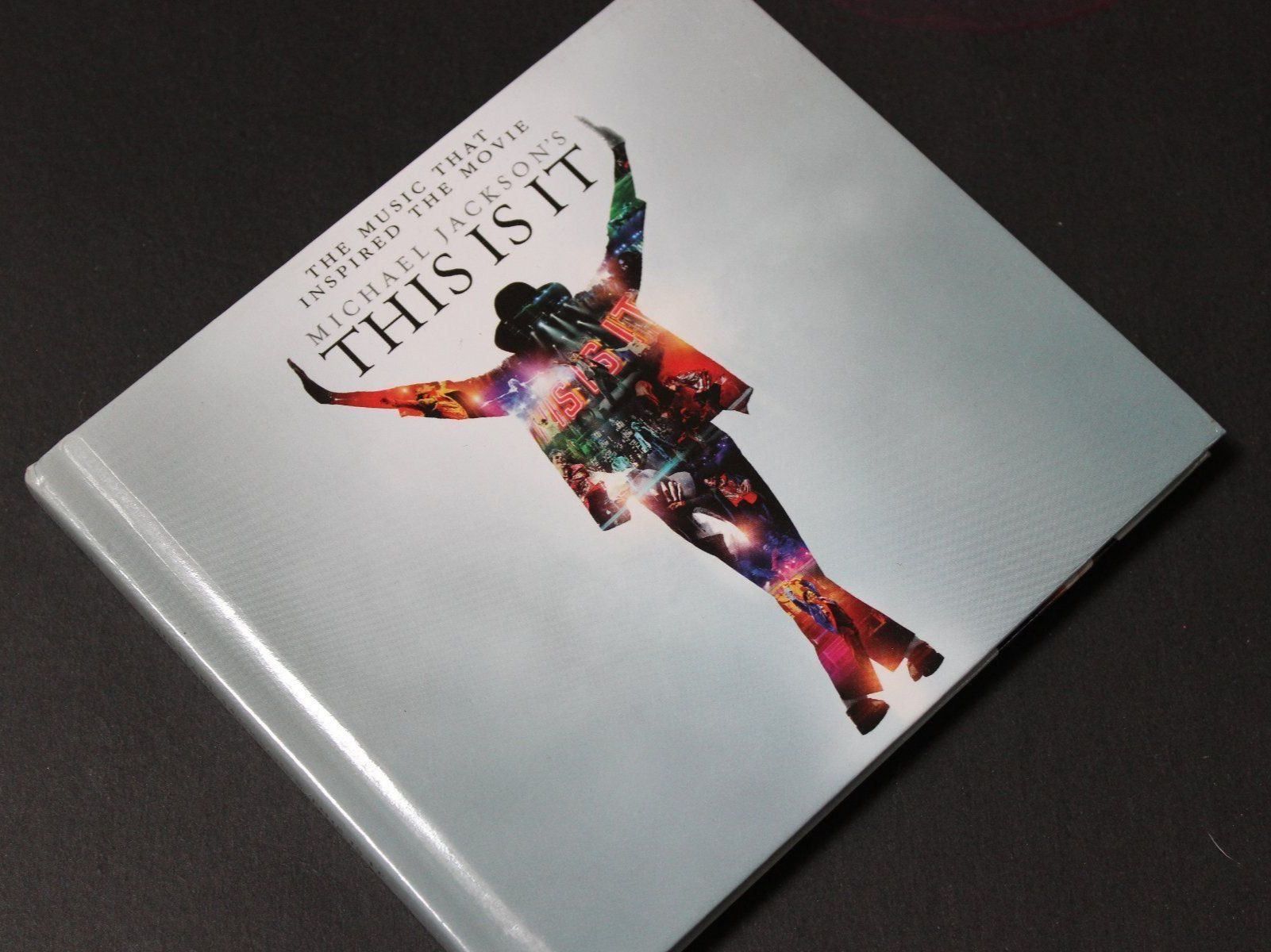 CD: Michael Jackson - This is it 2CDs 2009 – Usato da Tübach venduto da JamesStone 2