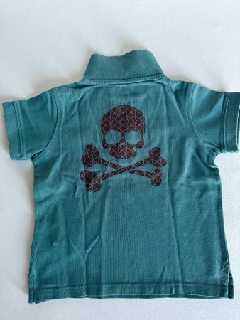 Cooles Jungs Poloshirt grün mit Totenkopf Gr 98/104