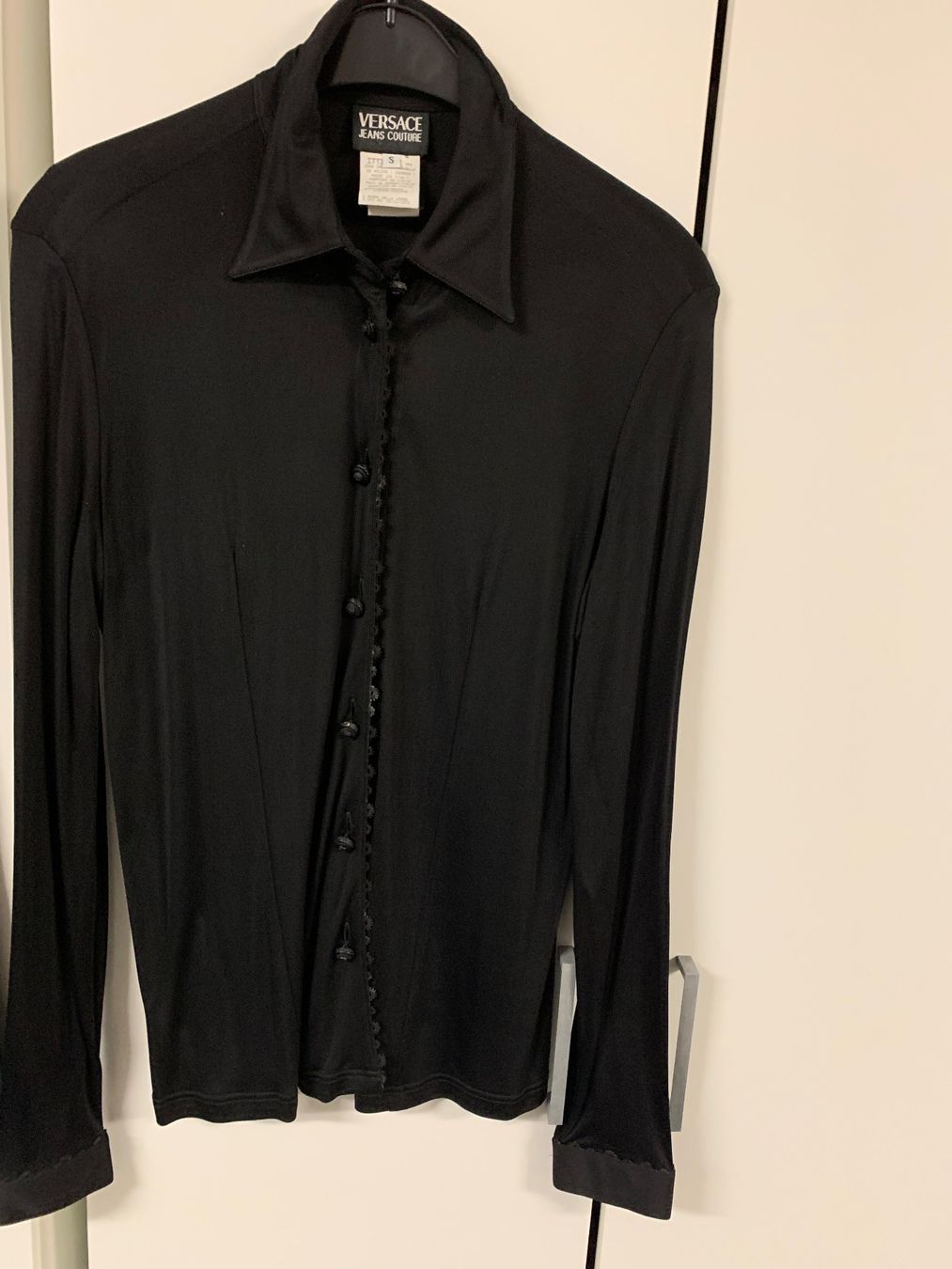 Versace Camicette: Vintage Bluse von VERSACE Gr. S – Nuovo (secondo la descrizione) da Biel-Benken BL venduto da PANORMUS