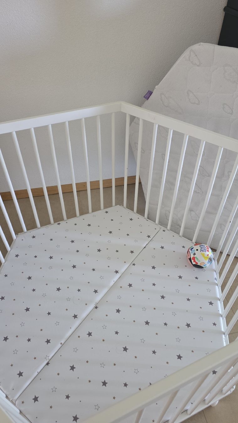 Pinolino Lauf- & Sicherungsgitter: Parc bébé hexagonal blanc avec matelas étoile – Gebraucht aus Lausanne von sofimb 1