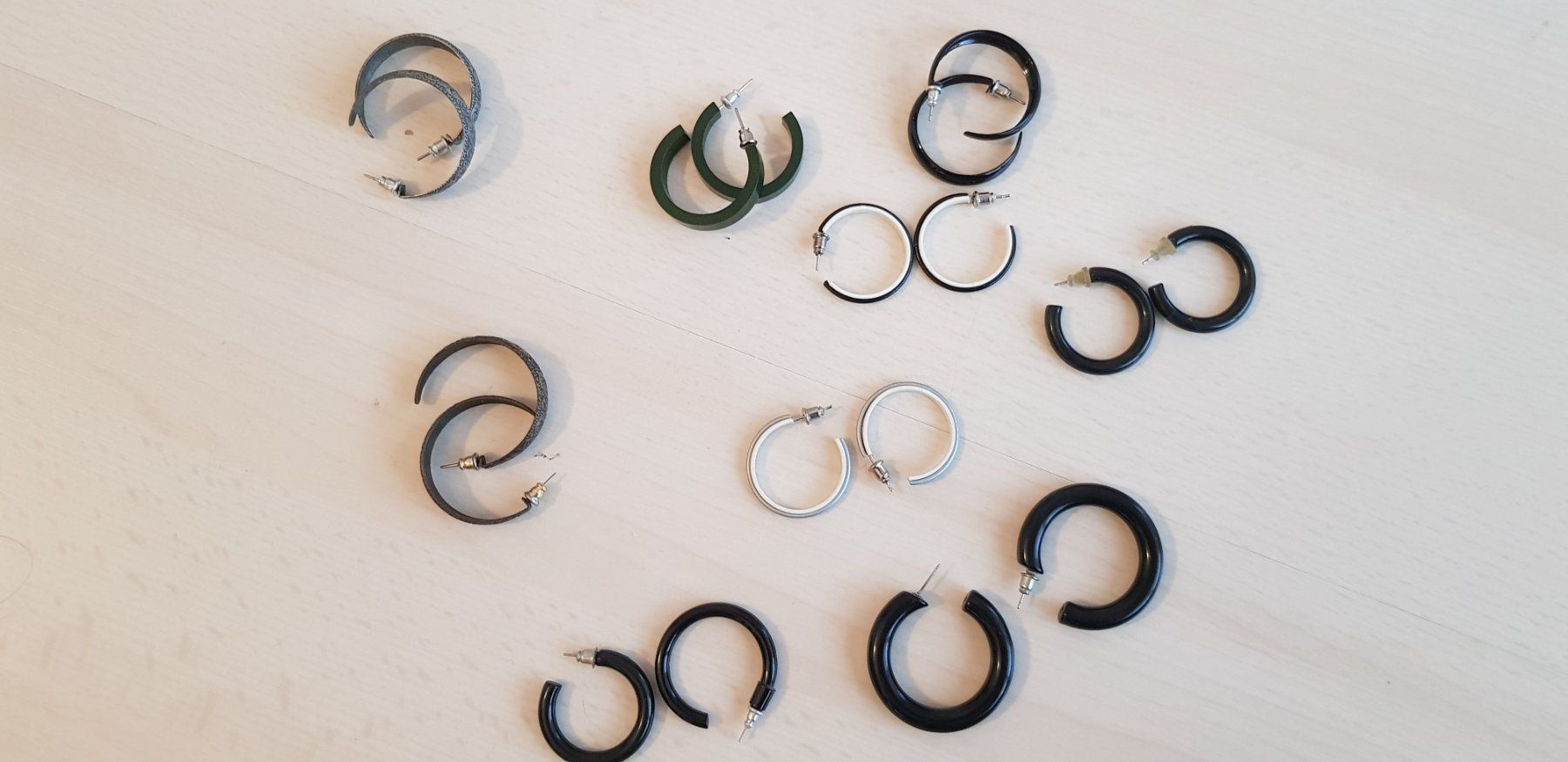 Altri gioielli: Modeschmuck Creolen Ohrringe Set, verschiedene Farben – Usato da WALTERSWIL SO venduto da thb_ybm8