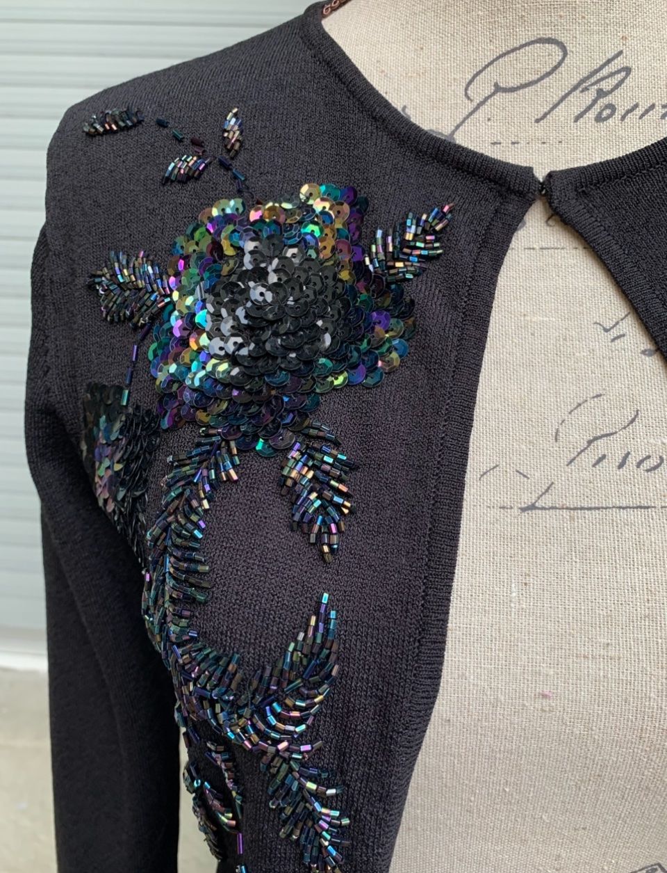 Top: Splendide twinset brodé séquins&perles noir irisé 2pces – Nuovo (secondo la descrizione) da Martigny venduto da only__you 4
