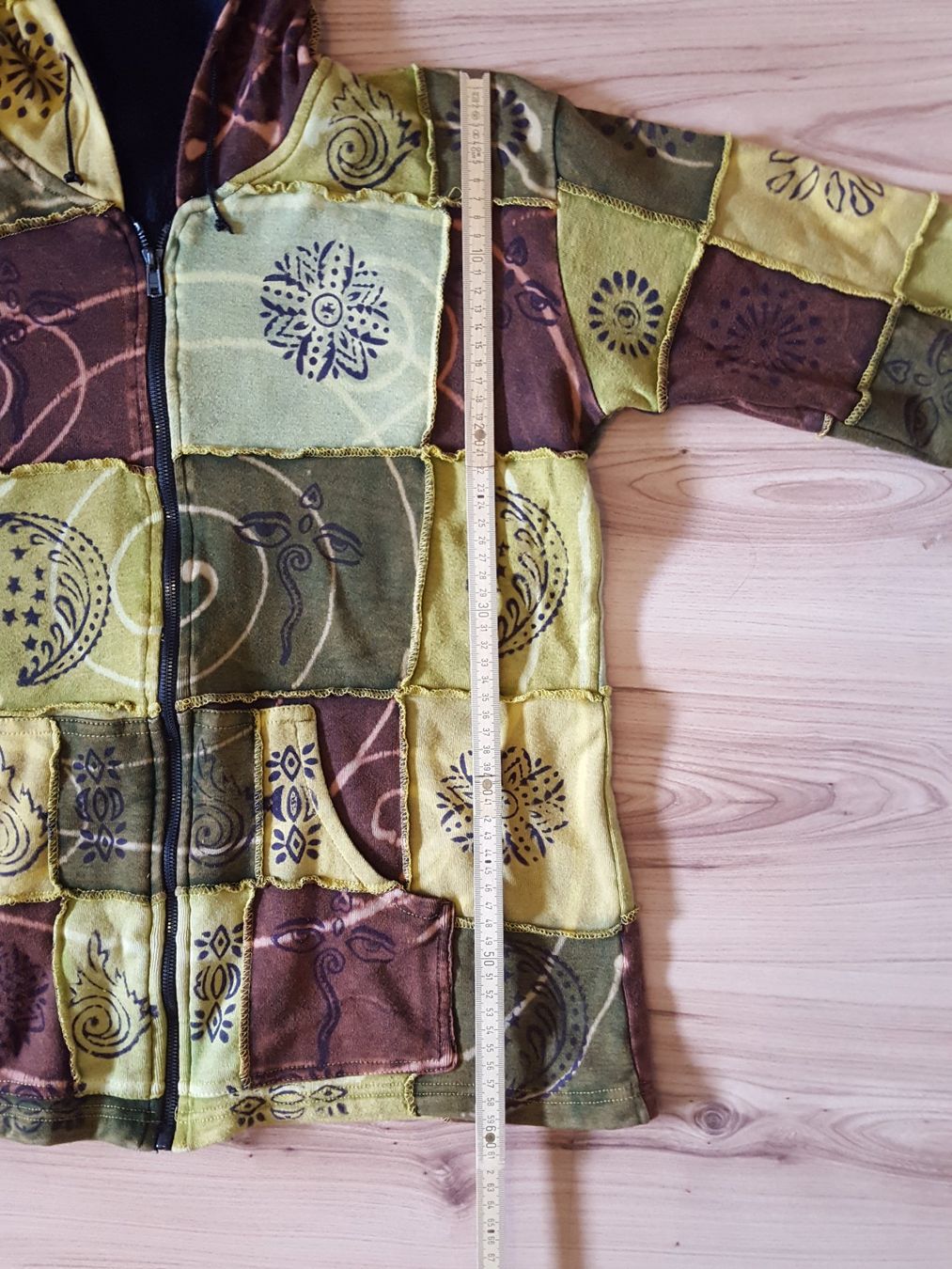 Giacche: Stylische Patchwork Jacke mit Reissverschluss und Kapuze – Usato da Worb venduto da FroLok 3