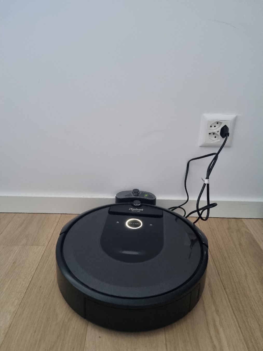 Irobot Aspirateurs & Accessoires: Aspirateur robot iRobot Roomba i7 – D'occasion à Crissier par nkummer1
