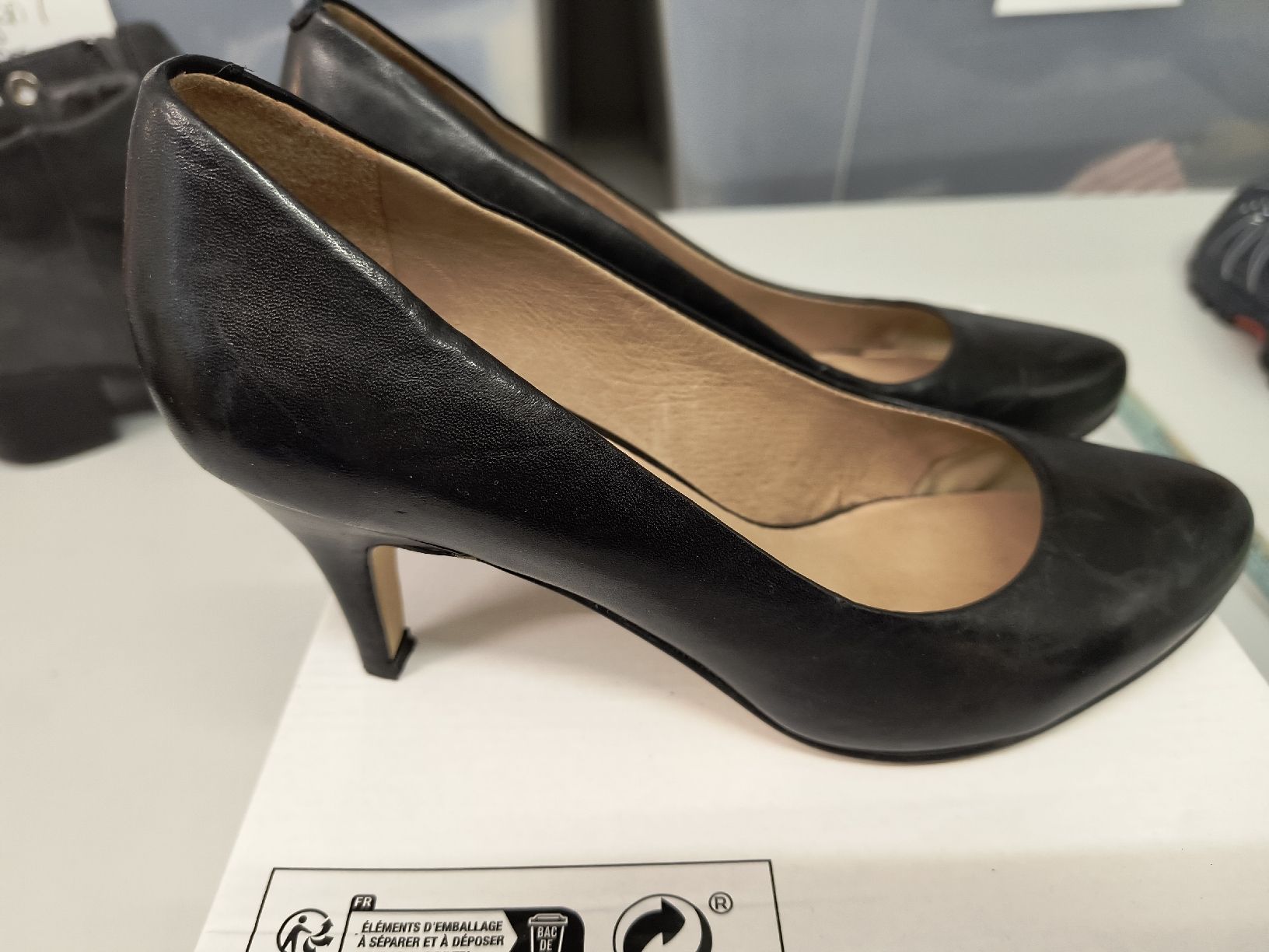 Scarpe da donna: Schwarze Leder Pumps, zeitlos elegant, Grösse 37 – Usato da Oberweningen venduto da Bumblebee2 1