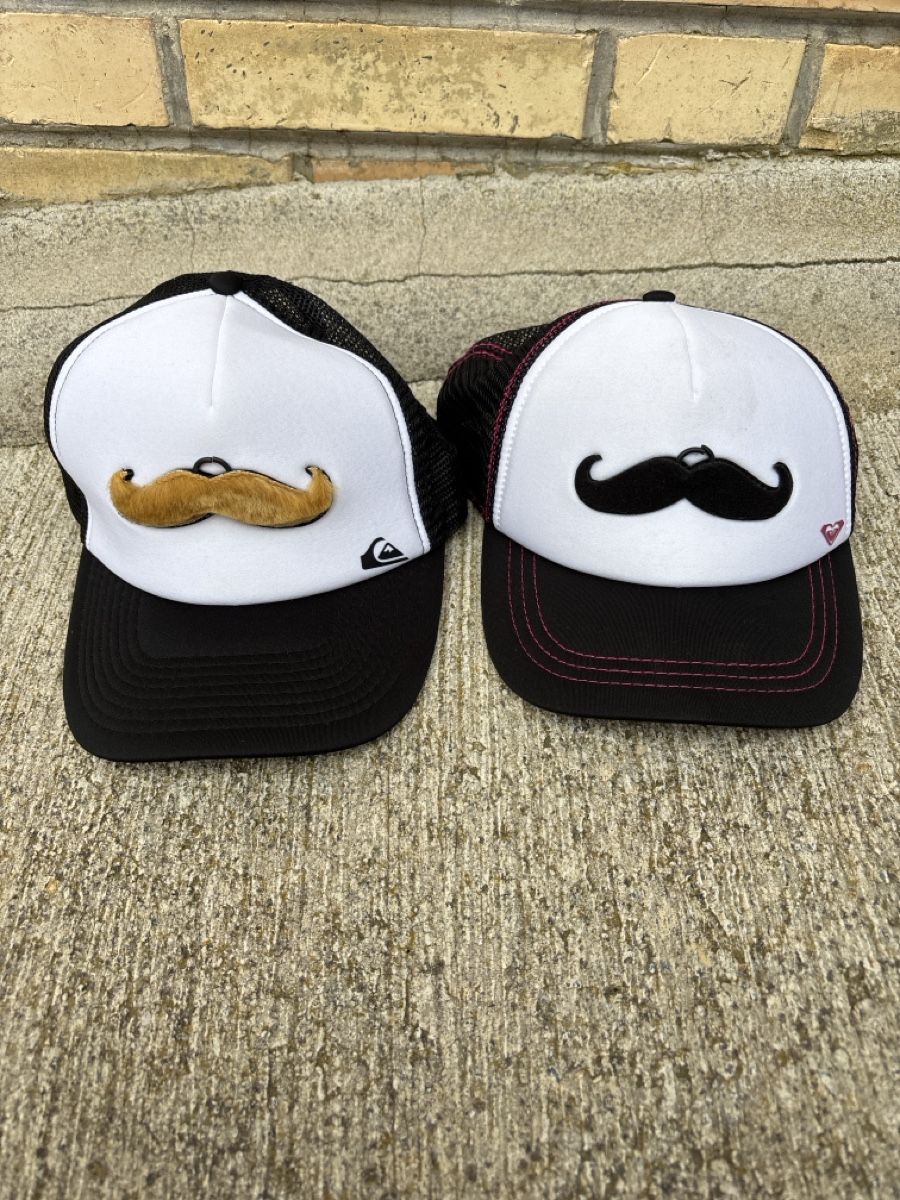 Quiksilver Copricapi, berretti & cappellini: 2x Quiksilver & Roxy Caps, Moustache Design, Sommer – Usato da Winterthur venduto da Pulator