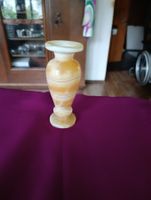 Alabastser Vase hellgelb weiss gestreif ca  15 cm. rustand