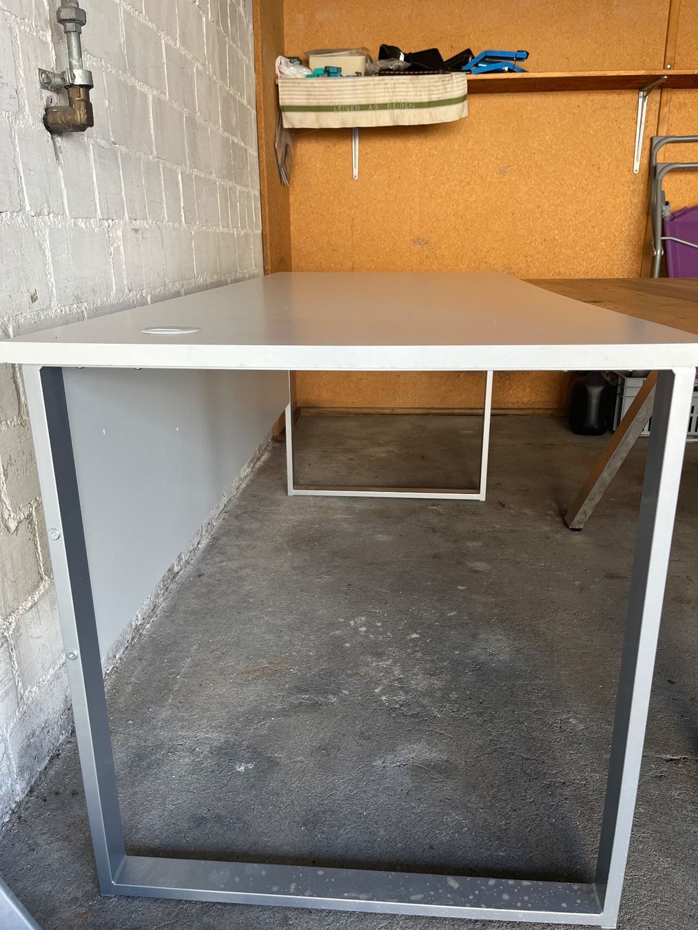 Scrivanie: Hellgrauer Büro Schreibtisch – Usato da Auenstein venduto da Profilerag 1