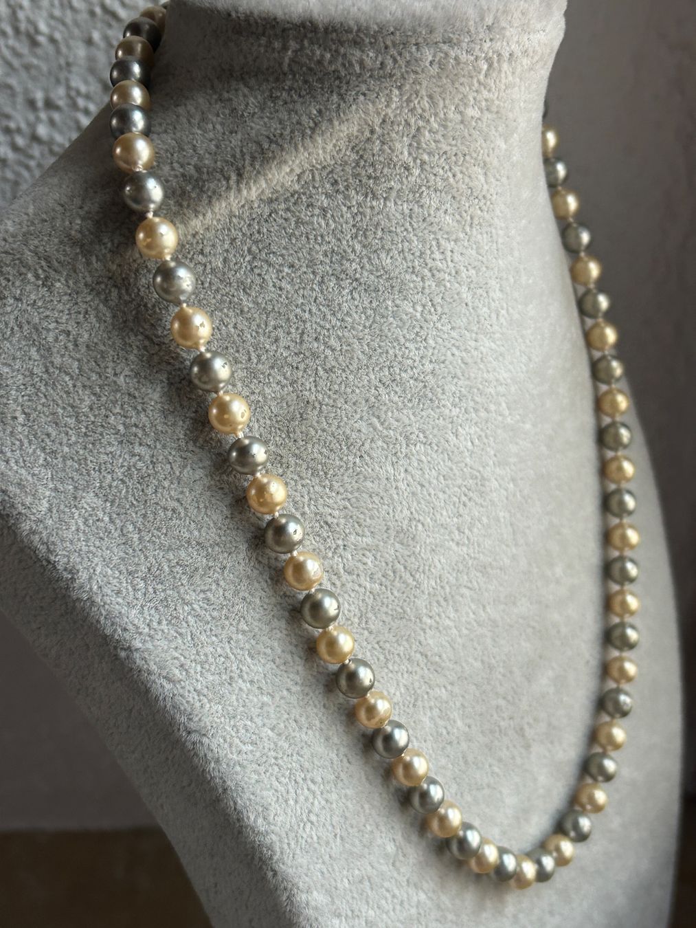 Catenine: Elegante Perlenkette, champagner-grau, Vintage – Usato da Laufen venduto da belleskulptur 1