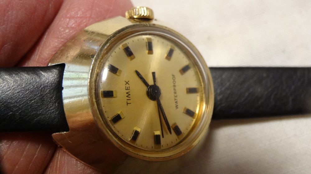 Timex Montres: TIMEX SEHR KLEINE  UHR.HANDAUFZEUG .17 JEWL.LÄÜFT. – D'occasion à zürich par ahmad01 6