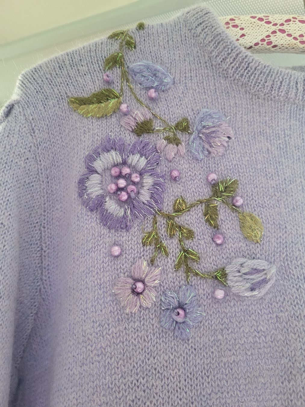 Maglioni & Felpe: Lila Strickpullover mit Blumenmuster, 100% Wolle Grösse M, – Nuovo (secondo la descrizione) da Winterthur venduto da rab_tr8n 8