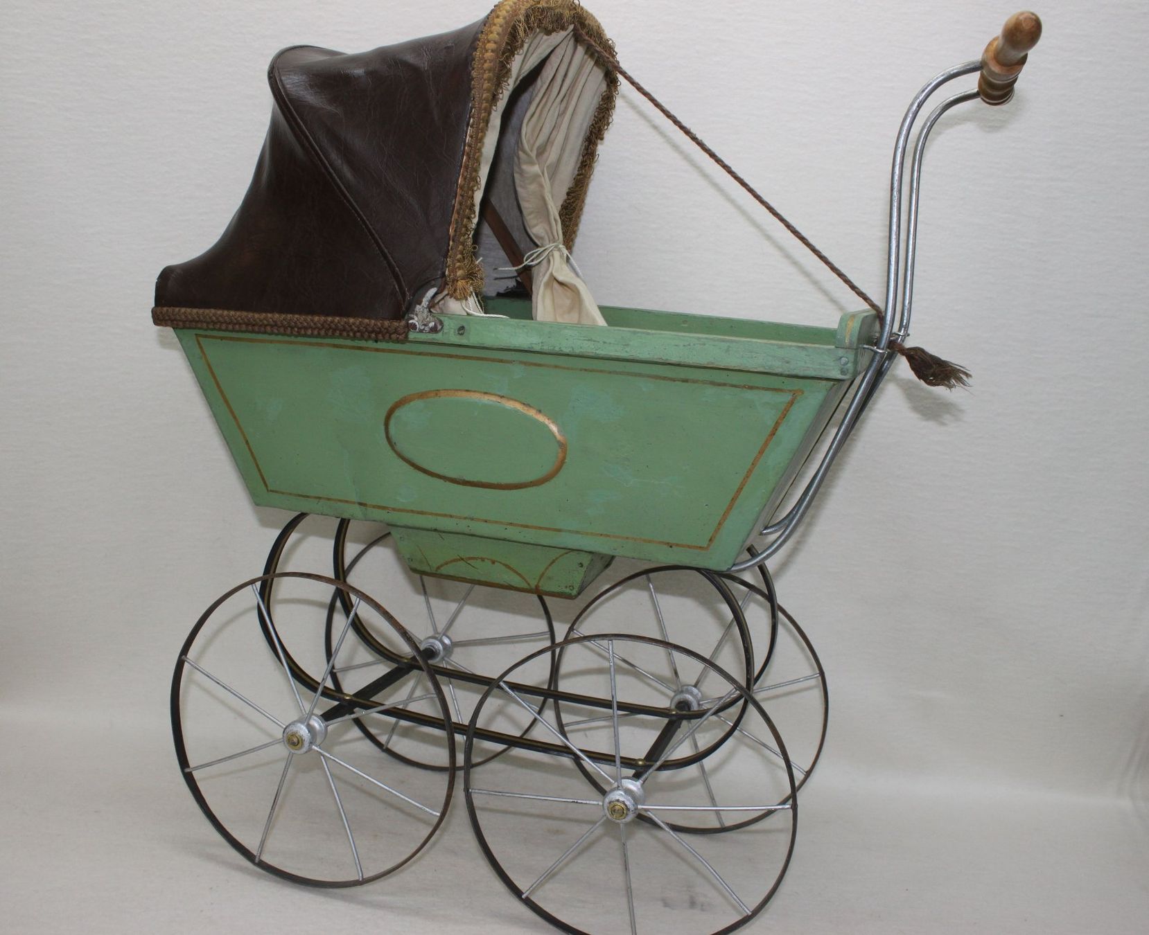 Puppenwagen: Antiker Puppenwagen Ca. um 1900 – Gebraucht aus Thun von Amye