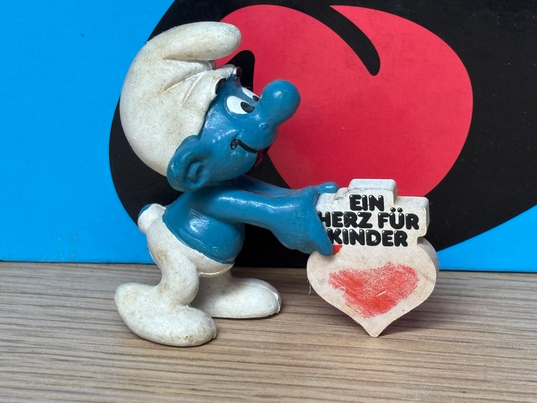 Schleich Figuren: Schlumpf "Ein Herz für Kinder" – Gebraucht aus Lyss von Duckszone