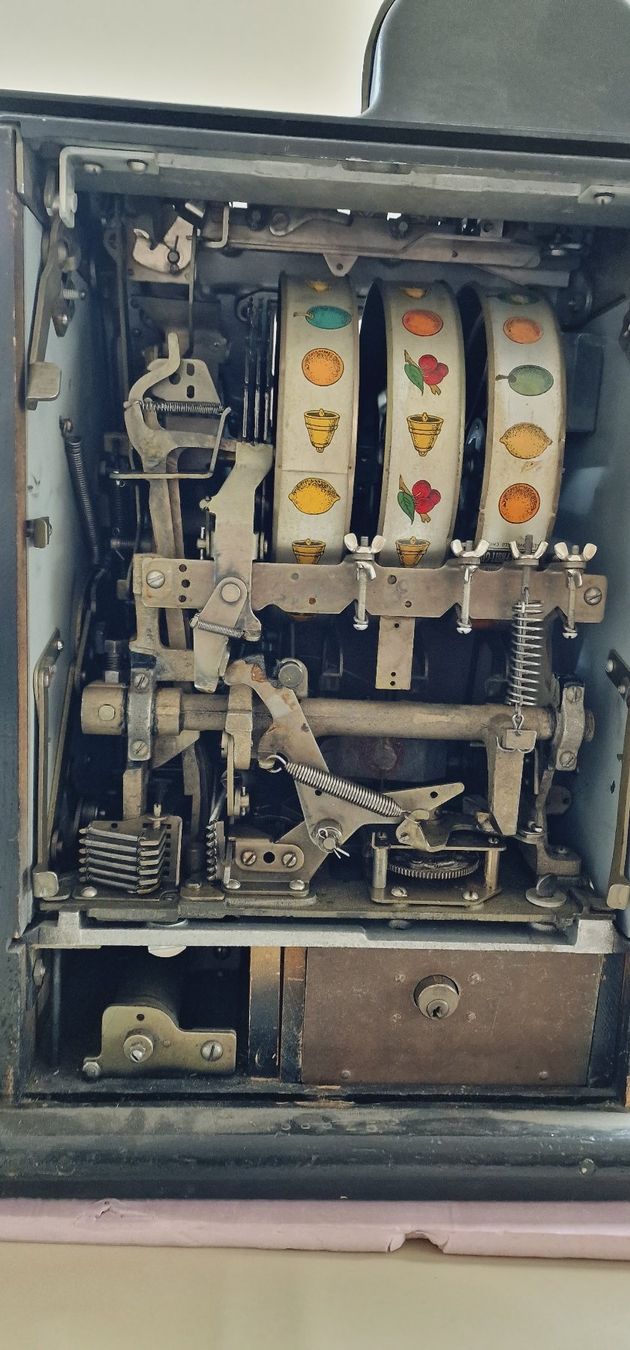Slot Machine: Mills Cherry slot machine – Usato da Geroldswil venduto da jukeman 4