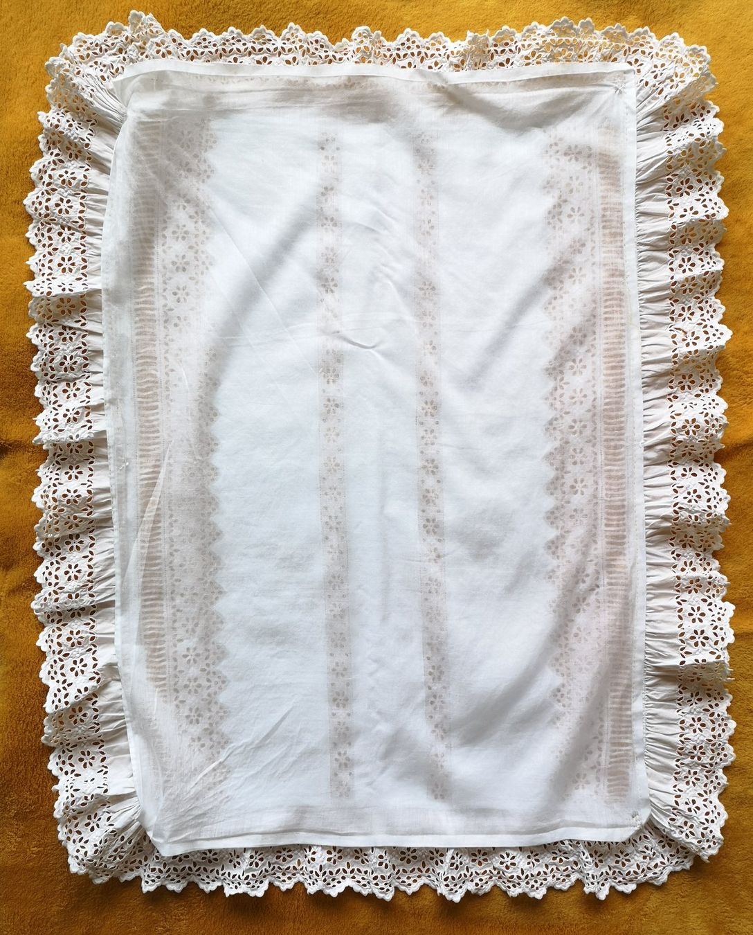 Sonstige Tischwäsche: Deckchen mit zarter Spitze, Lochsaum, Applikationen – Gebraucht aus Zürich von Tanteemma369 2