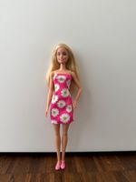 Barbie Puppe mit rosa Blumenkleid und Schuhen top Zustand