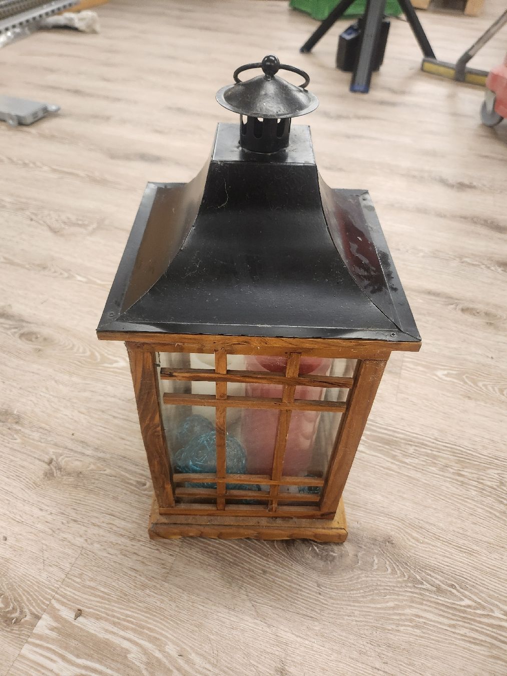 Lanterne: Stilvolle Holzlaterne mit Glas – Difettoso da Niederurnen venduto da Ghost.recon 1
