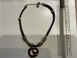 Halskette Leder mit Metallanhänger goldfarben gebraucht 
