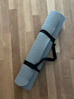 Praktische Yogamatte mit Traggurt für dein Workout!