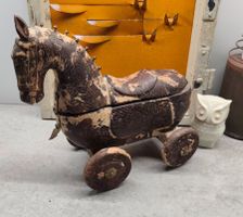 Seltenes Ritual Pferd aus Holz auf Rädern, indisch alt