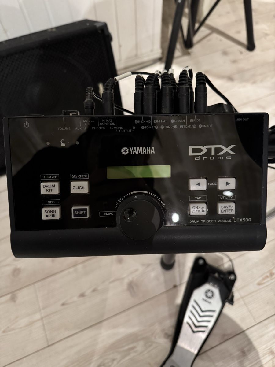 Yamaha Strumenti musicali: Yamaha E-Drum DTX540K inkl. Hocker, Notenständer, 8x Sticks – Usato da Koppigen venduto da BPMin 2