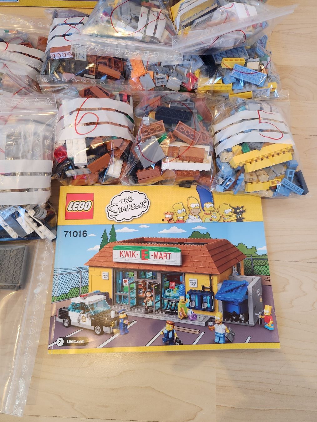 Lego Kit di costruzioni: LEGO The Simpsons Kwik-E-Mart 71016 Set gebraucht – Usato da Beinwil am See venduto da SEMarc 3