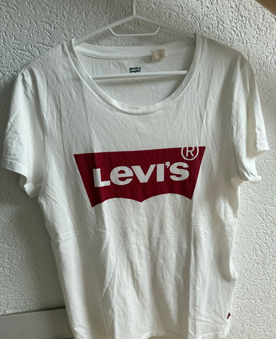 Levi's T-shirt: T-shirt Levis – Usato da Fribourg venduto da tania1324