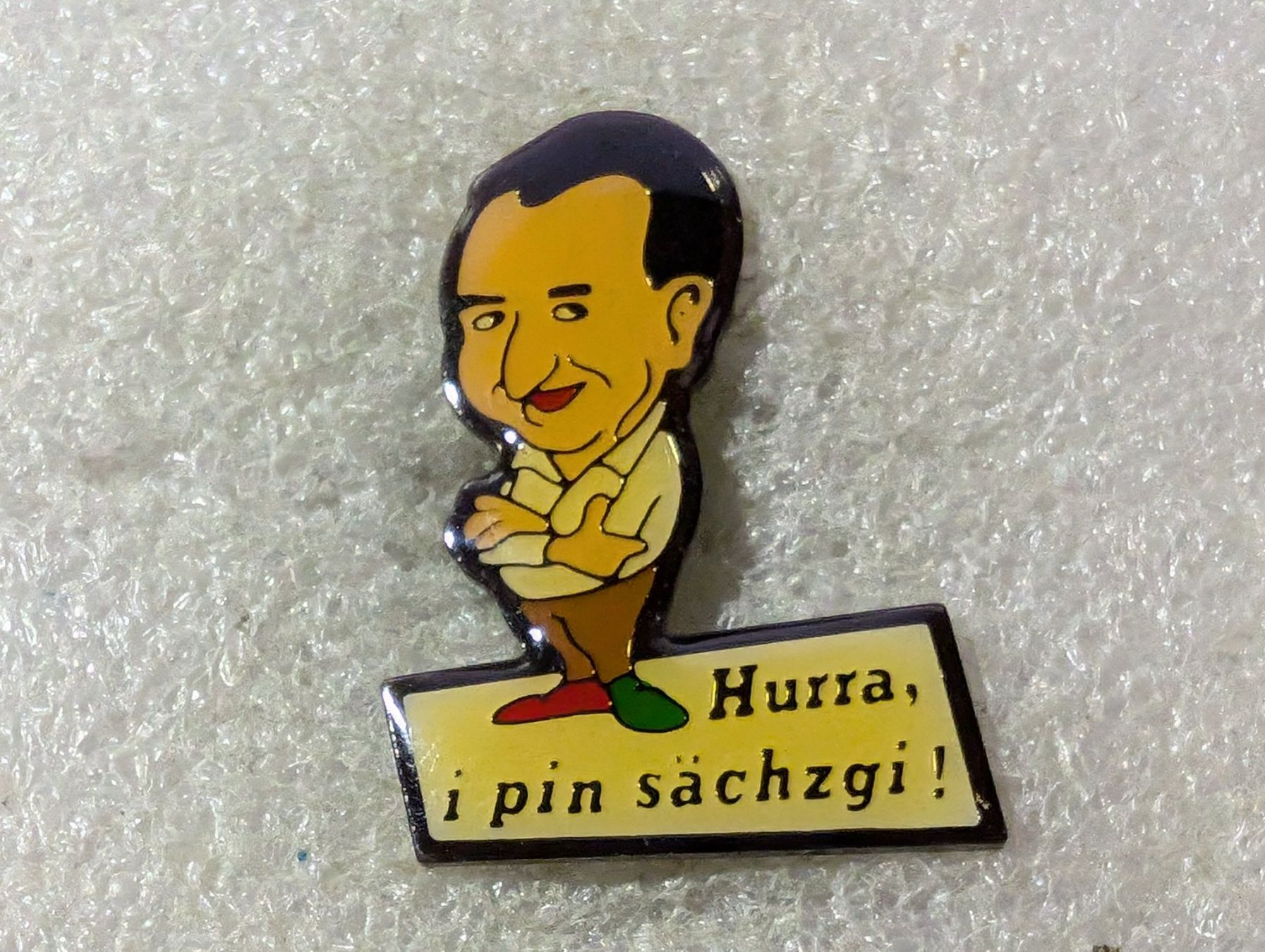 Placchette & Badge: Ansteckpin 63: Hurra, ich pin sächzgi – Usato da Oppligen venduto da Pin-Fall-Shop