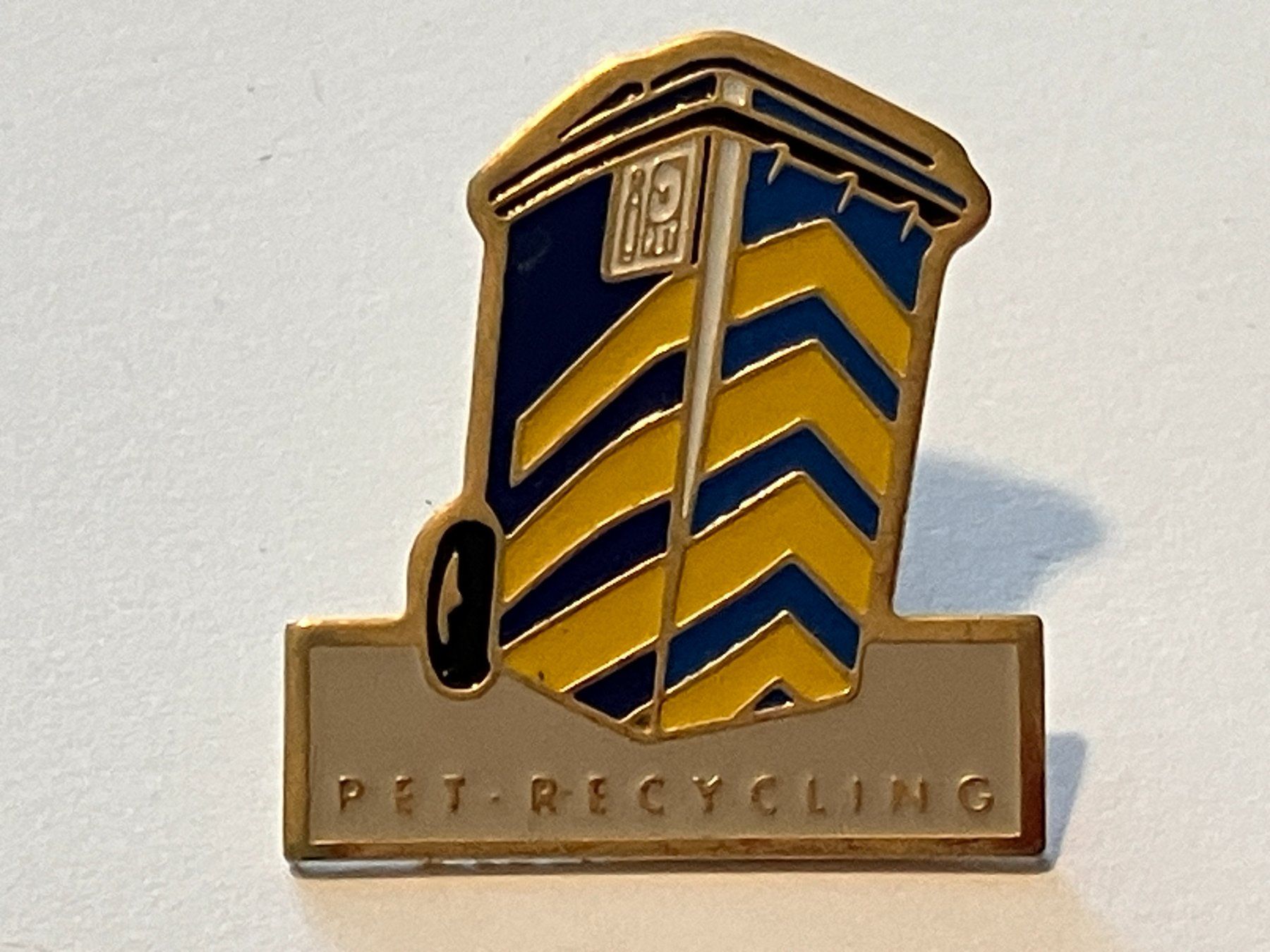 Placchette & Badge: 1 Pin Pet Recycling – Usato da Basel venduto da djwwpp