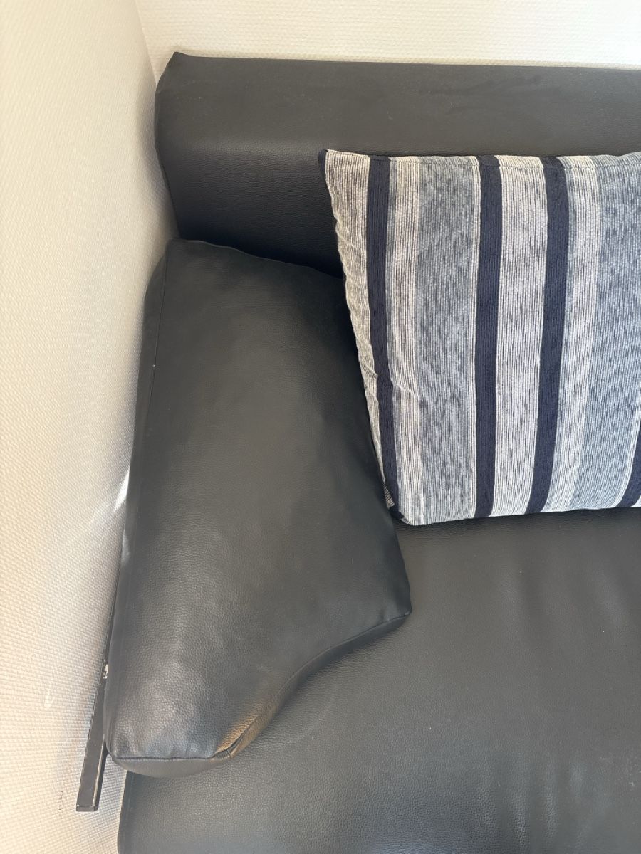 Sofas: Schlafsofa schwarz Kunstleder Metall Chrom – D'occasion à St. Gallen par bombo19 3
