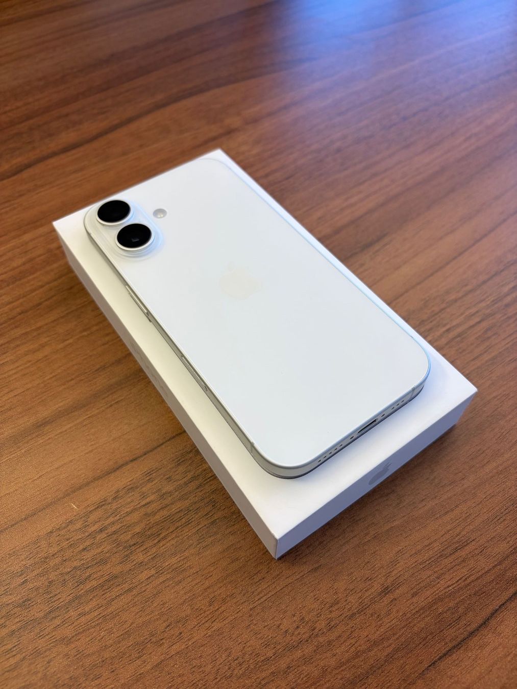 Apple Telefoni cellulari / Smartphones: Apple iPhone 16 (256 GB, Weiss) – Usato da Gommiswald venduto da Capri207