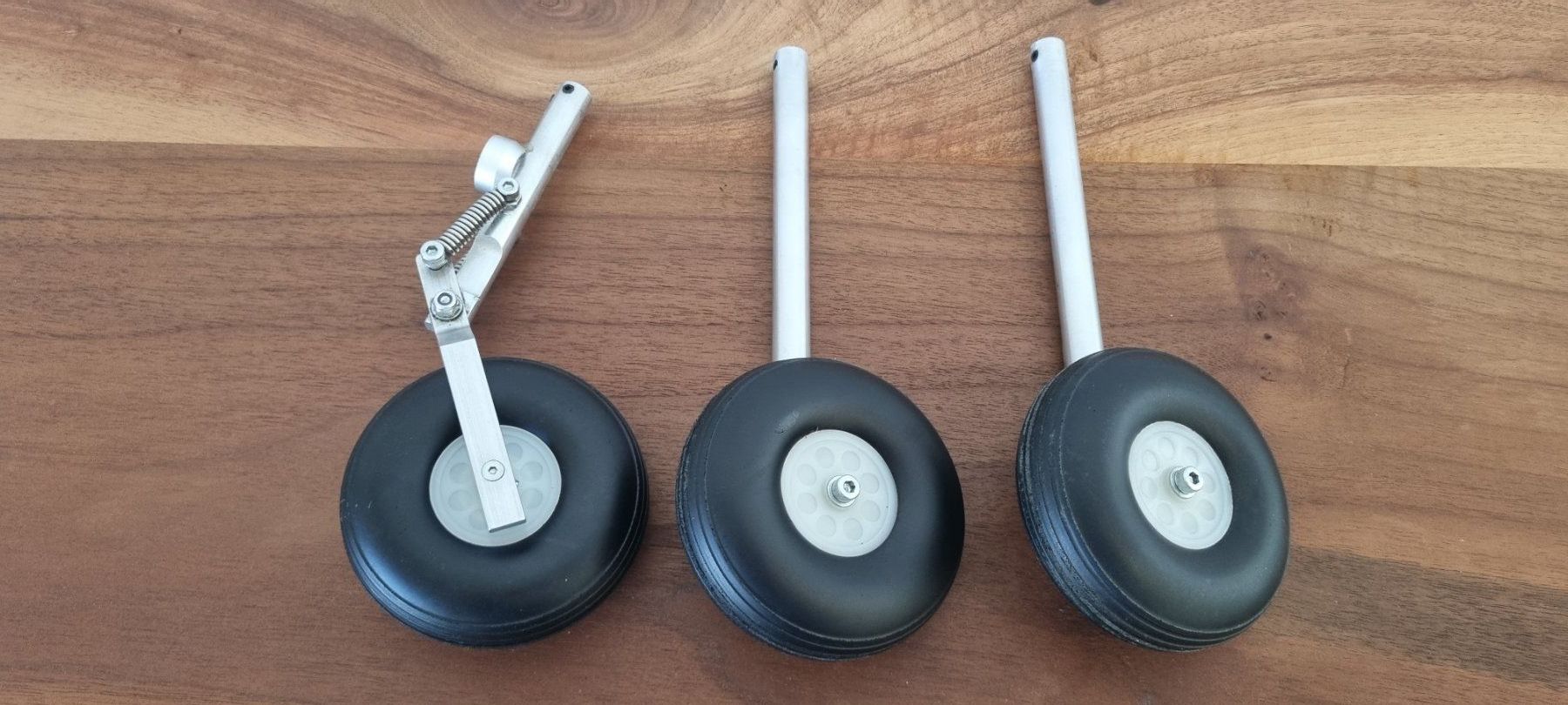 Modellismo RC: Modellflugzeugfahrwerk gefedert – Usato da Pfeffikon LU venduto da Andy1969