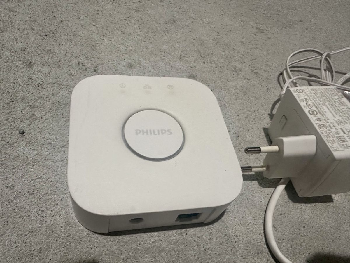 Philips Hub & Switch: Philips Hue Bridge 2.1 mit Netzteil gebraucht – Usato da Blumenstein venduto da Thunerin_1987 1