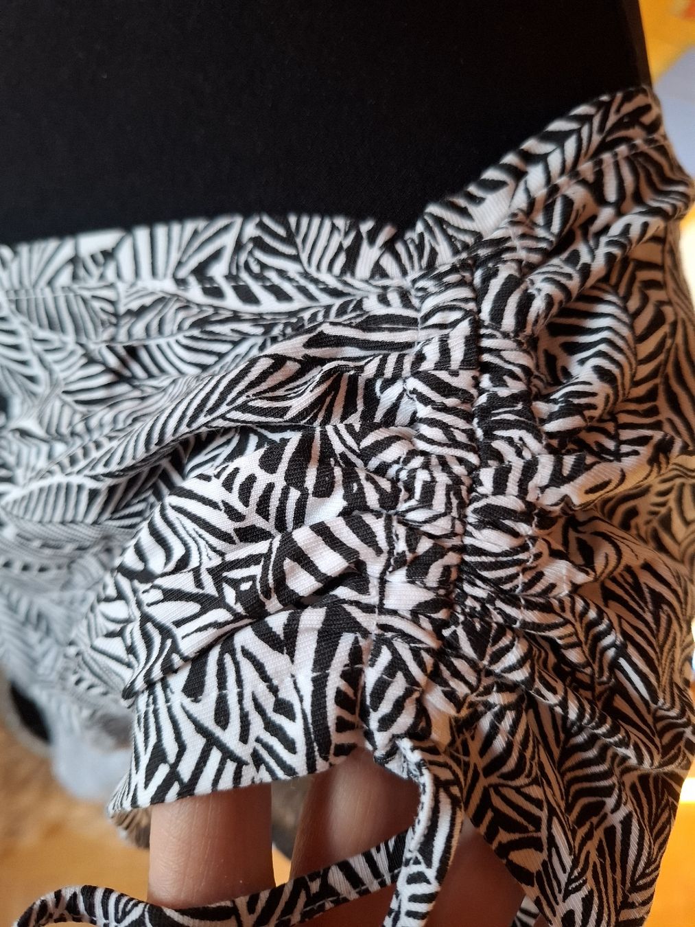Vestiti: Sommerkleid Gr. L schwarz weiß Blattmuster elastisch luftig – Usato da Vinelz venduto da sonnenmond77 3
