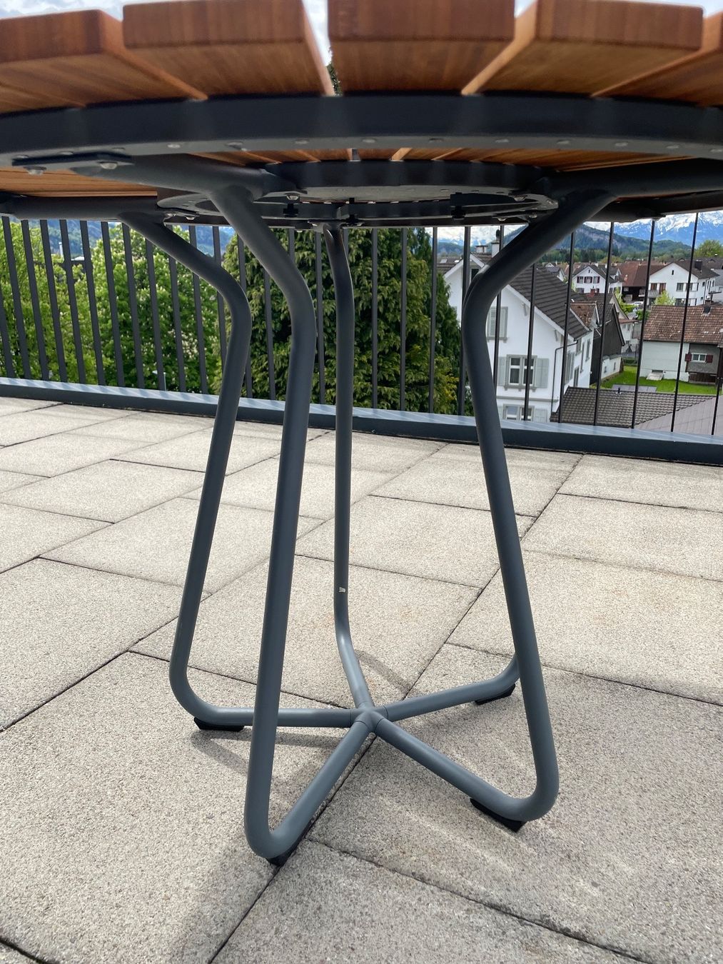 Houe Tische: HOUE Gartentisch CIRCLE - Mobitare – Gebraucht aus Küssnacht am Rigi von  3