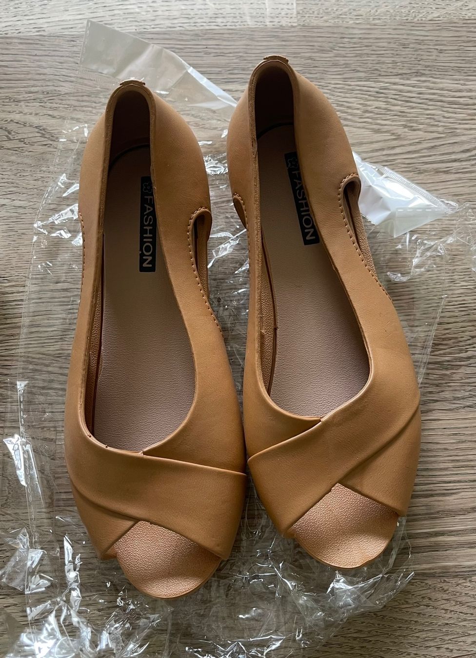Scarpe da donna: Neue offene Schuhe hellbraun Grösse 36 – Nuovo e nell'imballaggio originale da Wetzikon ZH venduto da Schrungus