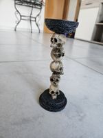 Kerzenständer mit Totenkopf-Motiv