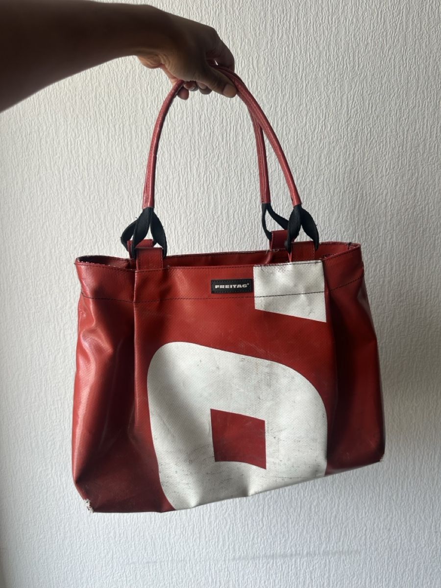 Freitag Borse: Sac cabas Freitag rouge et blanc – Usato da Yverdon-les-Bains venduto da Laureetlargent