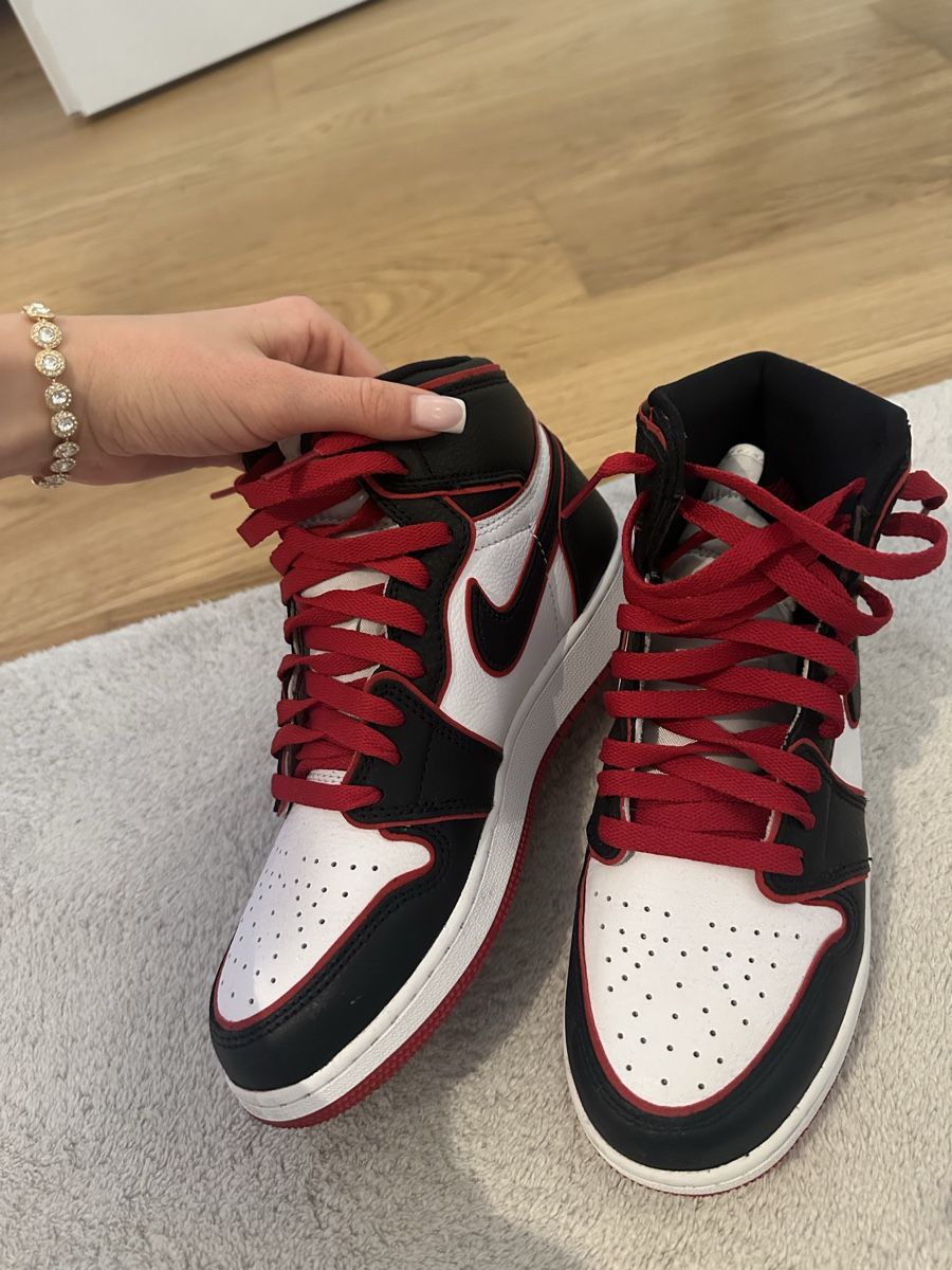 Jordan Scarpe da uomo: Jordan 1 Retro hoch bloodline – Nuovo (secondo la descrizione) da Uster venduto da celiiinaaa 1