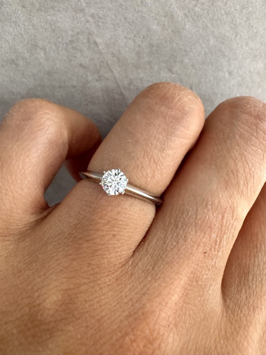 Tiffany & Co. Anelli: Tiffany & Co. Diamant Solitär Ring 0.29ct – Usato da Kriens venduto da hannaandkiko