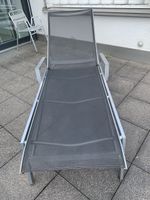 Elegante Sonnenliege mit anthrazitfarbener Bespannung 