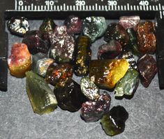 Mineralien Set L-9026 – Multi Turmalin roh 61 Karat 24 Stück