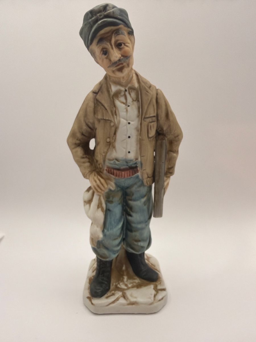Statuette: Keramik Figur Jäger mit Schrotflinte und Hase – Usato da Kloten venduto da Eleanor82