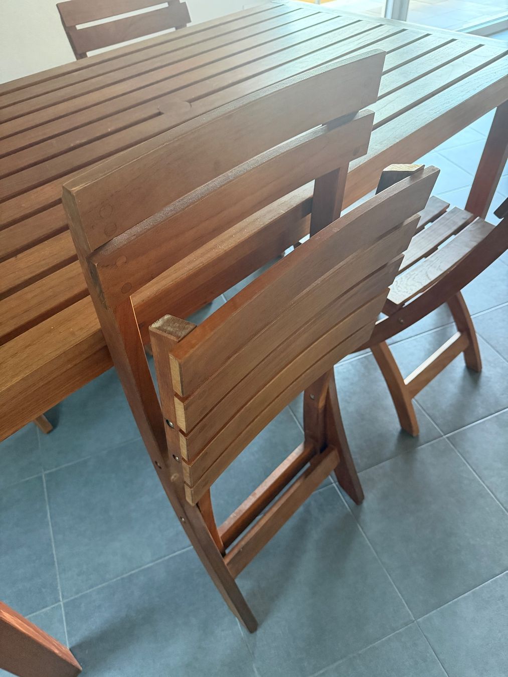 Set di tavolo e panche: Table en teck avec 4 chaises pliantes – Usato da Blonay venduto da coisfran 1