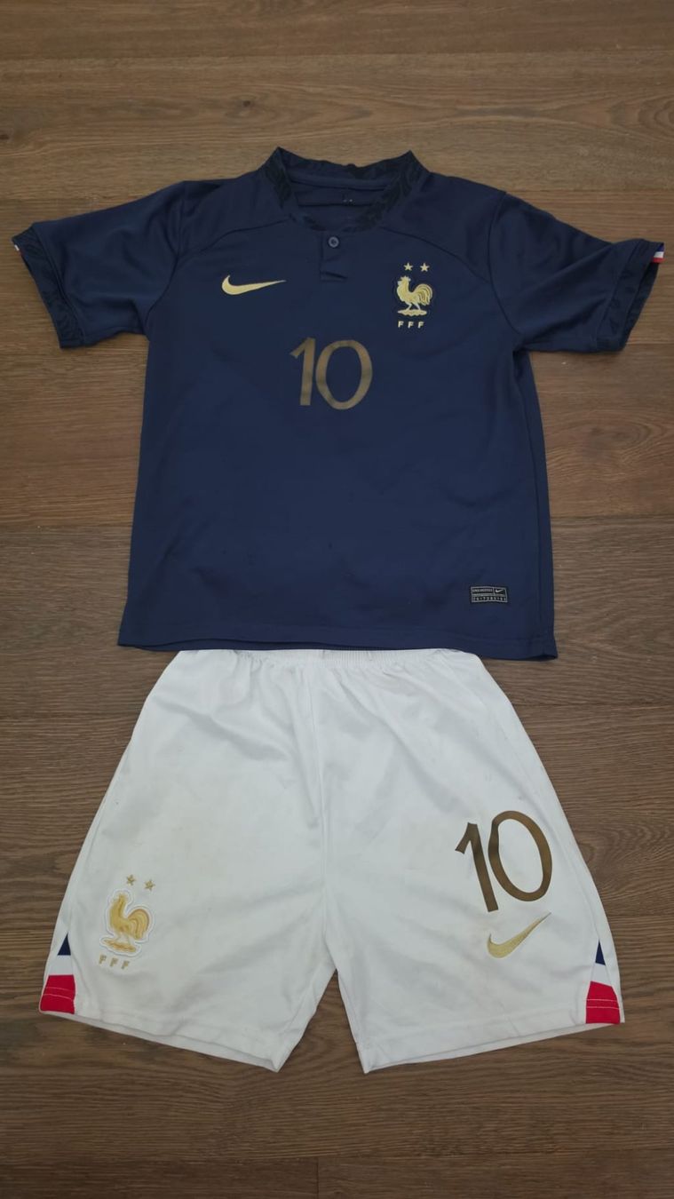 Nike Survêtements: Fussballset Frankreich Mbappe Grösse 152 Kinder – D'occasion à Unterengstringen par pascalkurmann