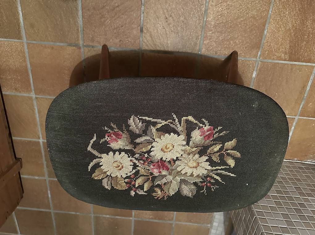 Hocker: Hocker mit Blumengestickmuster – Gebraucht aus Binningen von C0llin 1