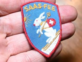 VINTAGE Badge SAAS-FEE -ST. GALLER STICKEREI hase KLEIN
